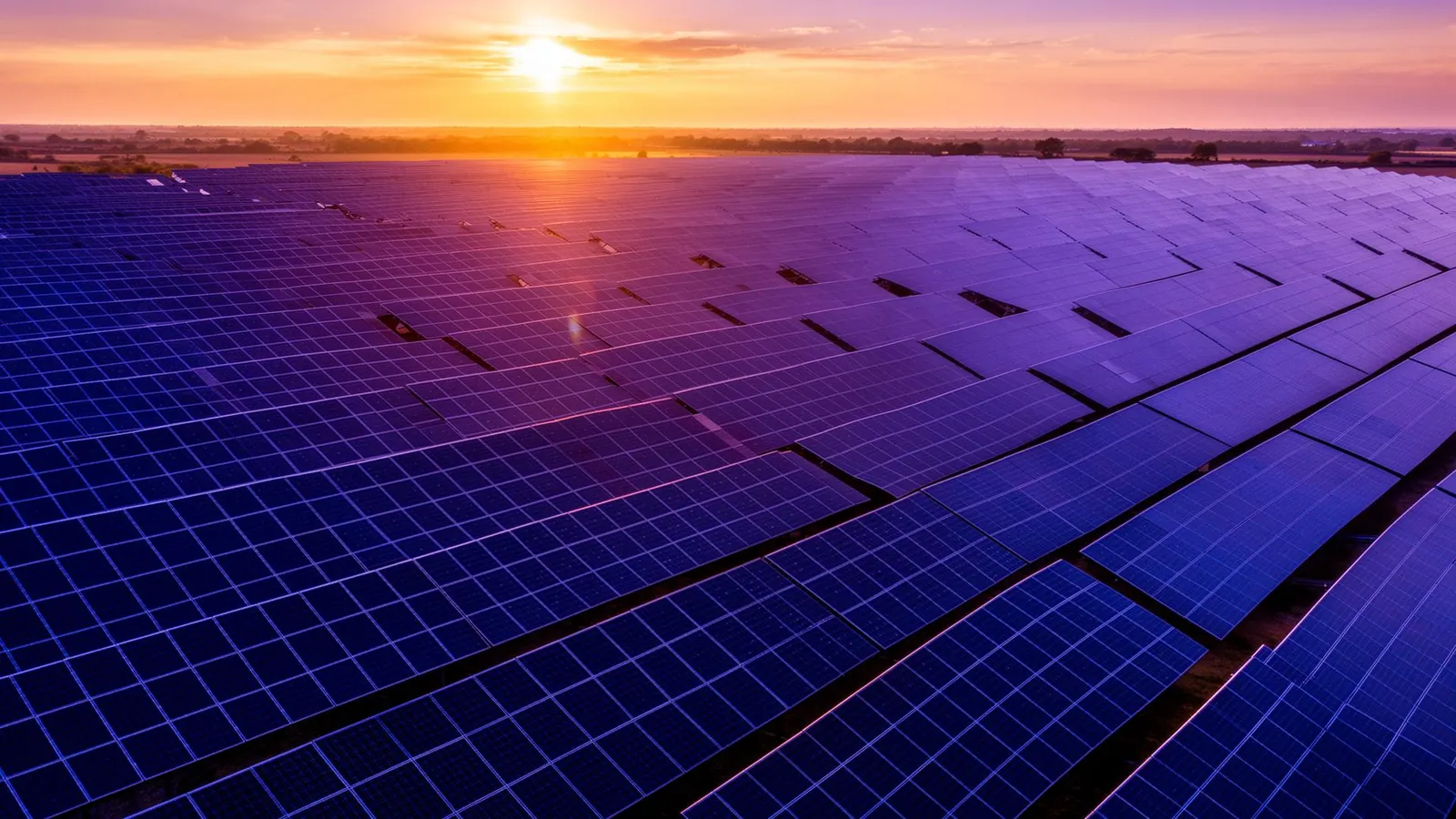 Usina solar fotovoltaica ao entardecer com fileiras de painéis solares
